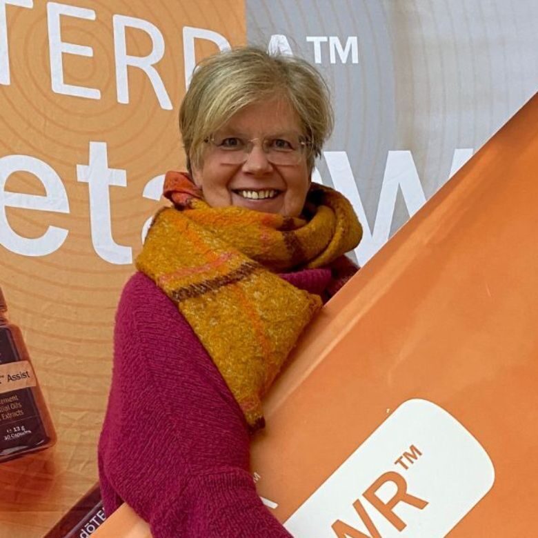 Nicola mit dōTERRA-Nahrungsergänzung im Arm